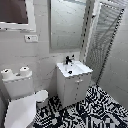 Charming With Private Bathroom *